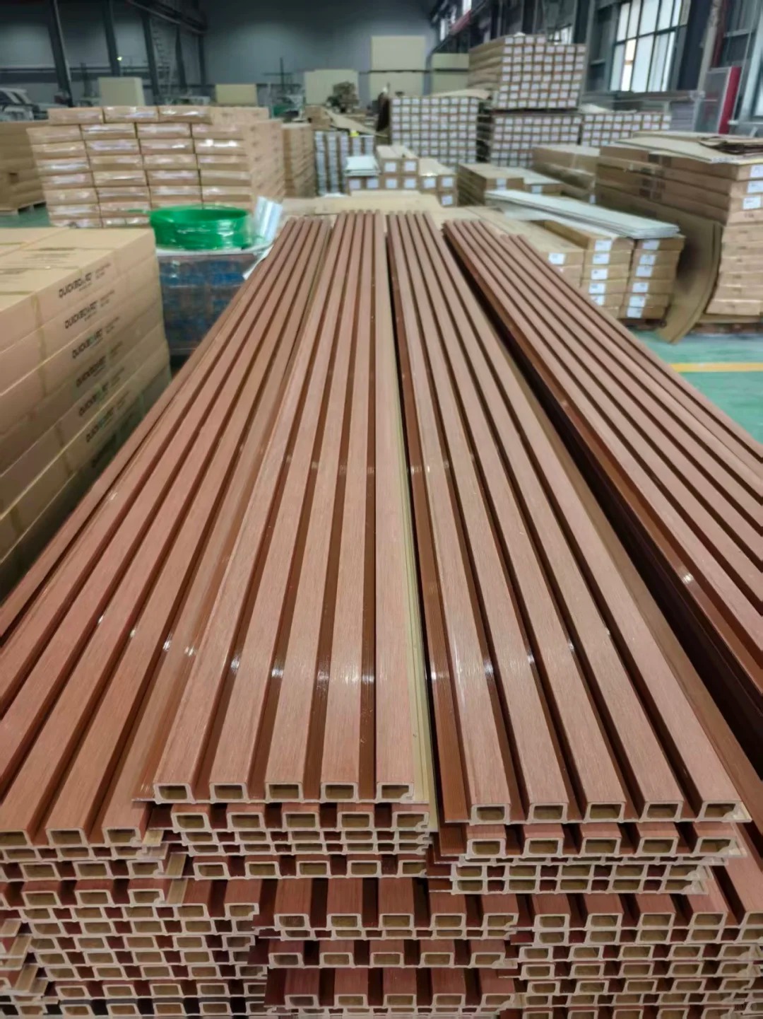 Paano Pumili ng Outdoor Decking para sa mga Tropikal na Klima: Isang Gabay sa Pagpapasya