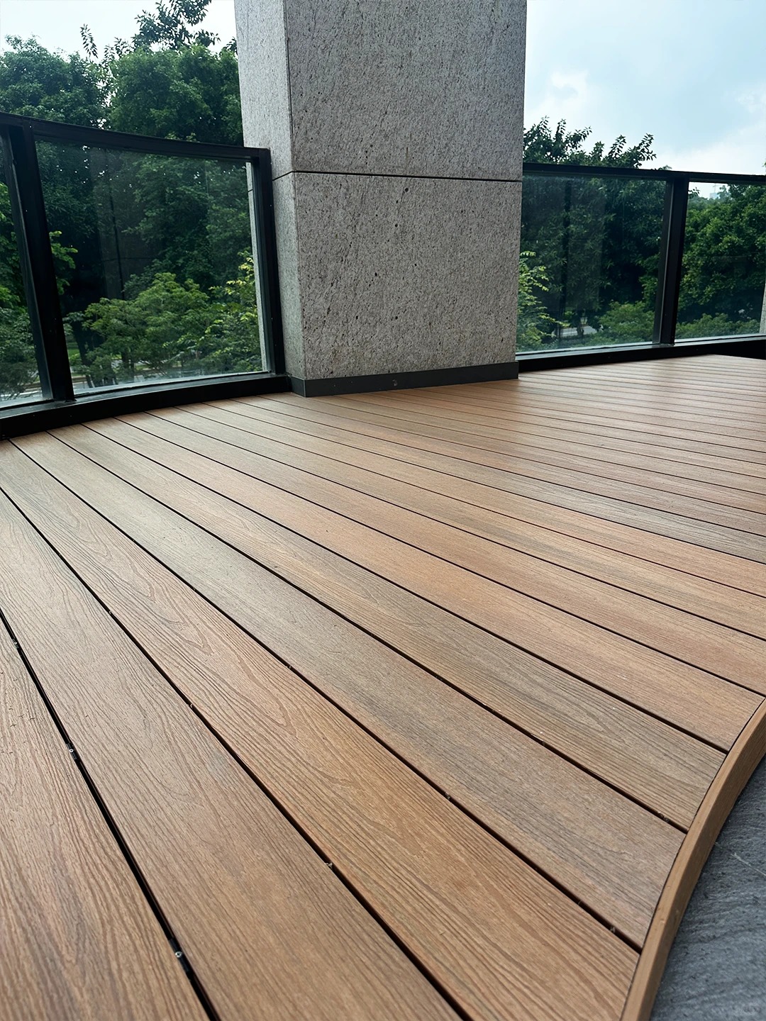 Kurbadong WPC Deck Platform: Paano Binago ng Necowood ang isang Irregular Outdoor Space