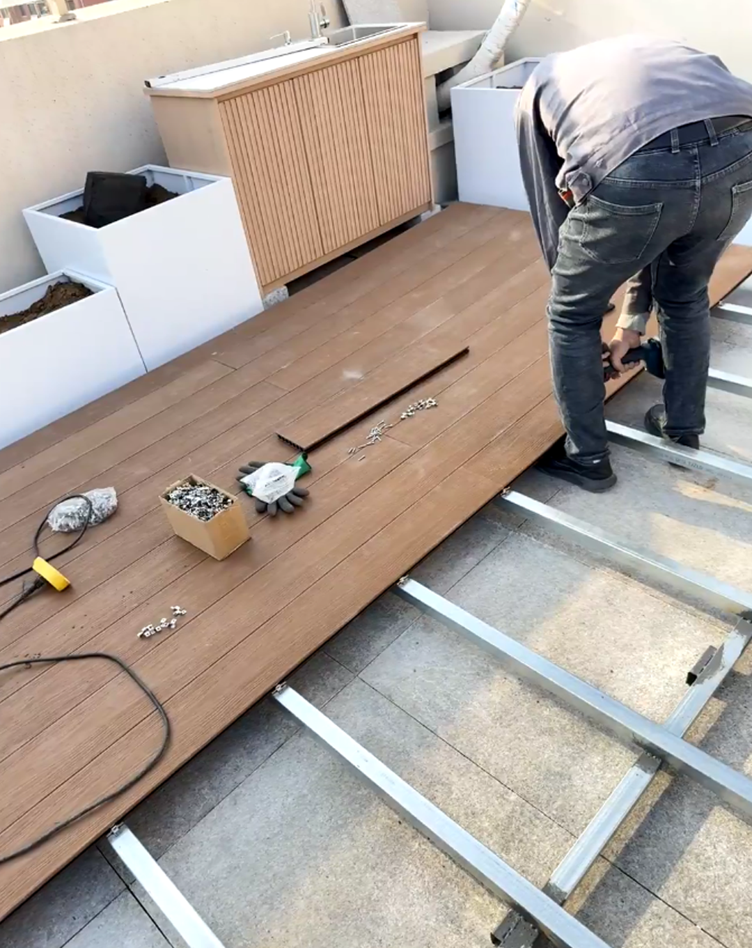 Paano Mag-install ng Hollow WPC Decking