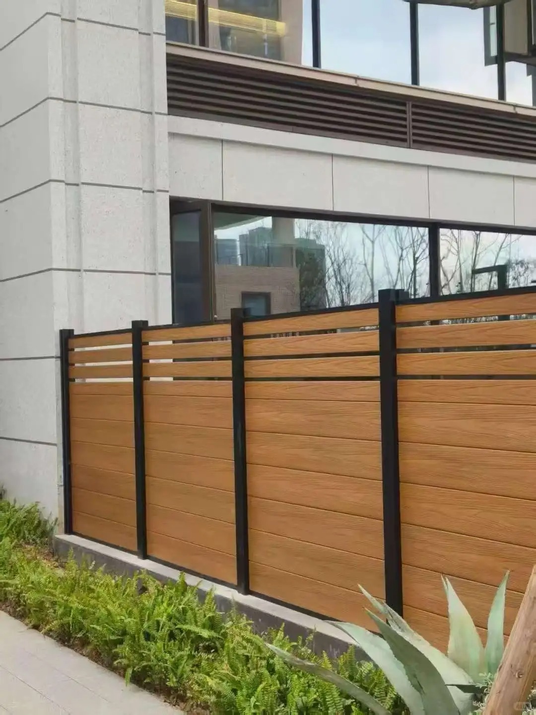 Composite vs Aluminum vs Vinyl Fence: Alin ang Pinakamahusay para sa Iyo? Composite vs Aluminum vs Vinyl Fence: Alin ang Pinakamahusay para sa Iyo?